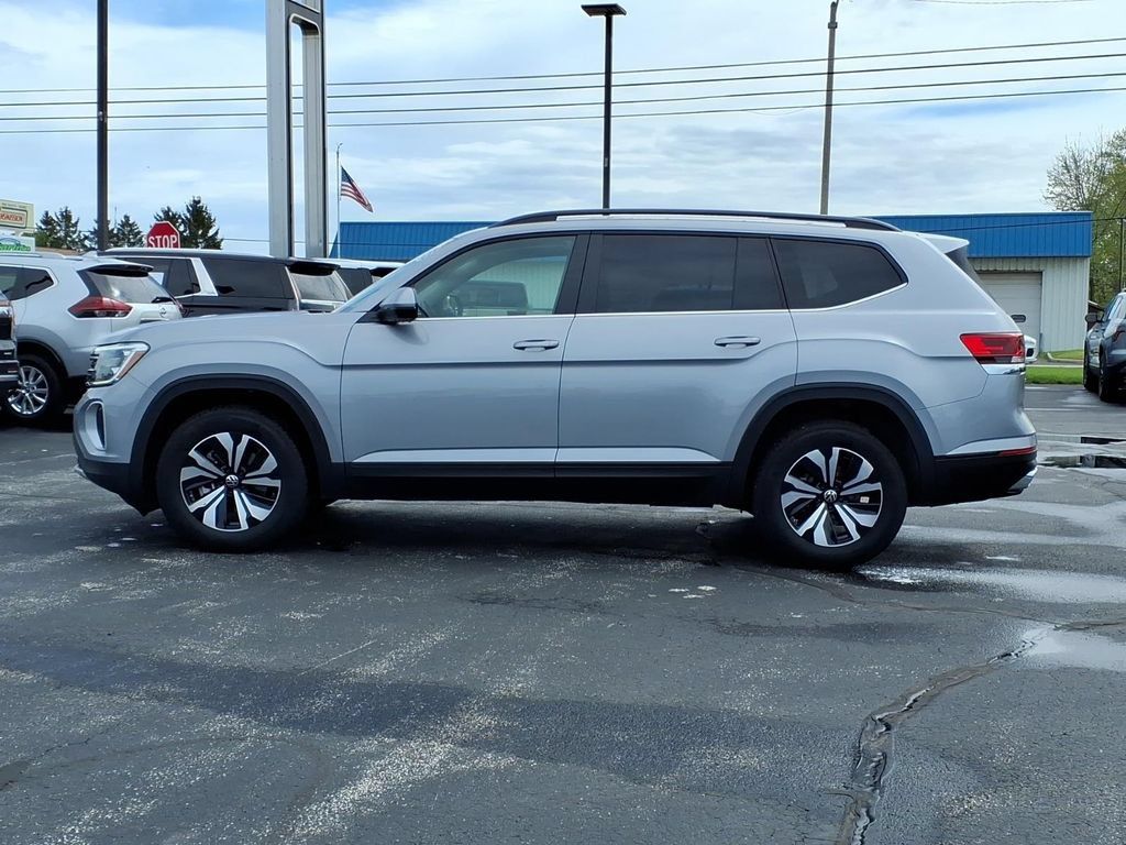 Used 2025 Volkswagen Atlas SE AWD/4WD image 4