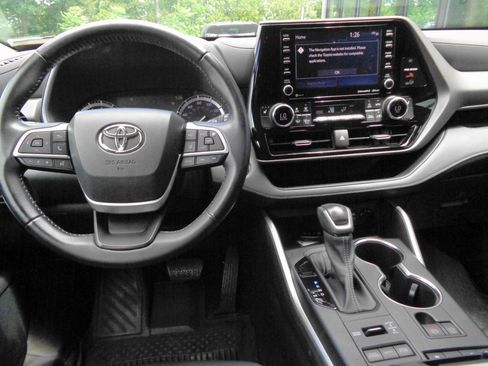 Used 2022 Toyota Highlander XLE AWD/4WD image 10