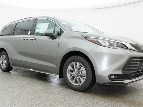 New 2026 Toyota Sienna XLE FWD image 6