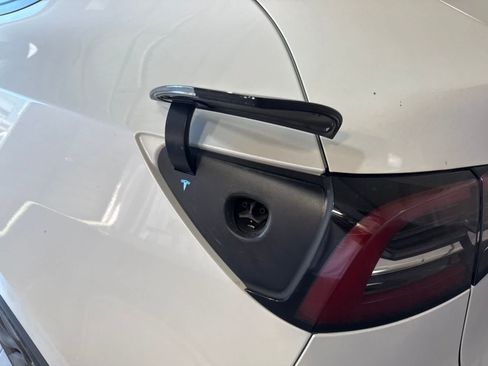 Used 2023 Tesla Model Y Long Range AWD/4WD image 11