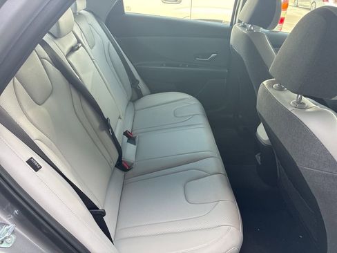 Used 2025 Hyundai Elantra Limited image 12