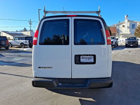 Used 2018 Chevrolet Express 2500 Extended image 6