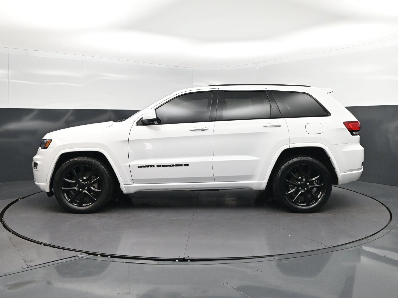 Used 2022 Jeep Grand Cherokee Laredo X RWD image 4