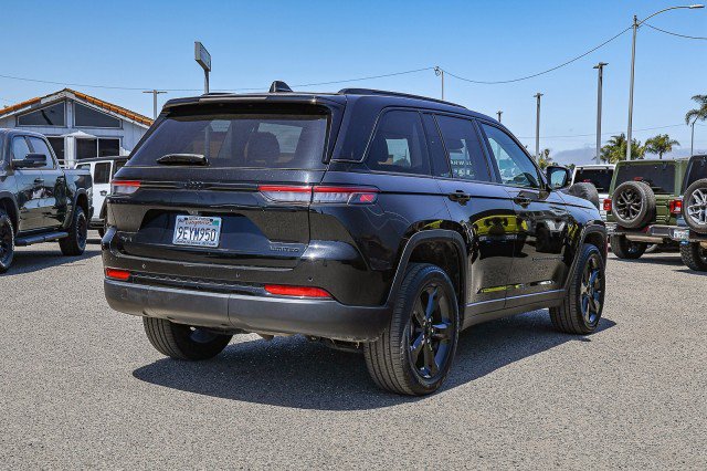 Used 2023 Jeep Grand Cherokee Limited w/ Black Appearance Package AWD/4WD image 4