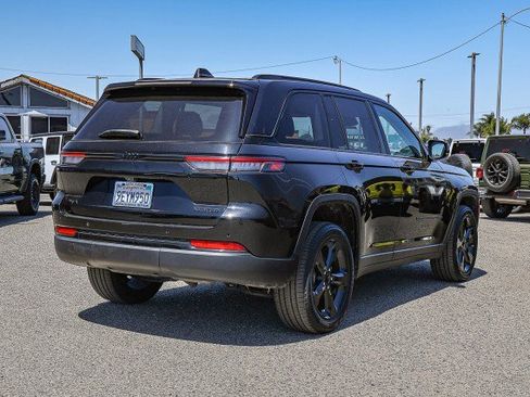 Used 2023 Jeep Grand Cherokee Limited w/ Black Appearance Package AWD/4WD image 4