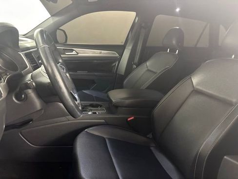 Used 2020 Volkswagen Atlas Cross Sport SE w/ Panoramic Sunroof Package FWD image 16