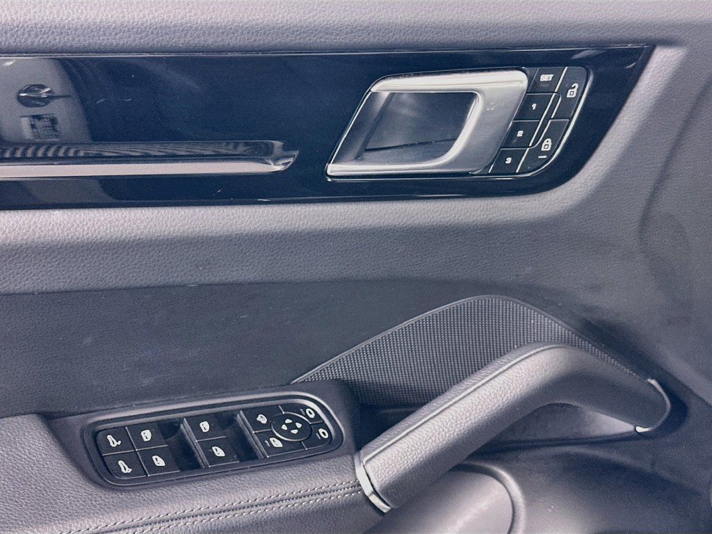 Used 2023 Porsche Cayenne AWD/4WD image 18