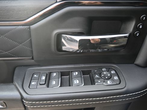 Used 2025 RAM 3500 Limited AWD/4WD image 15