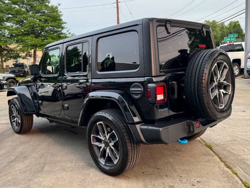 Used 2024 Jeep Wrangler Unlimited w/ Convenience Group AWD/4WD image 5
