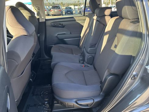 Used 2022 Toyota Highlander LE image 26