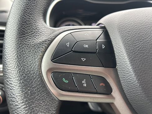 Used 2019 Jeep Cherokee Latitude w/ Popular Appearance Group image 16