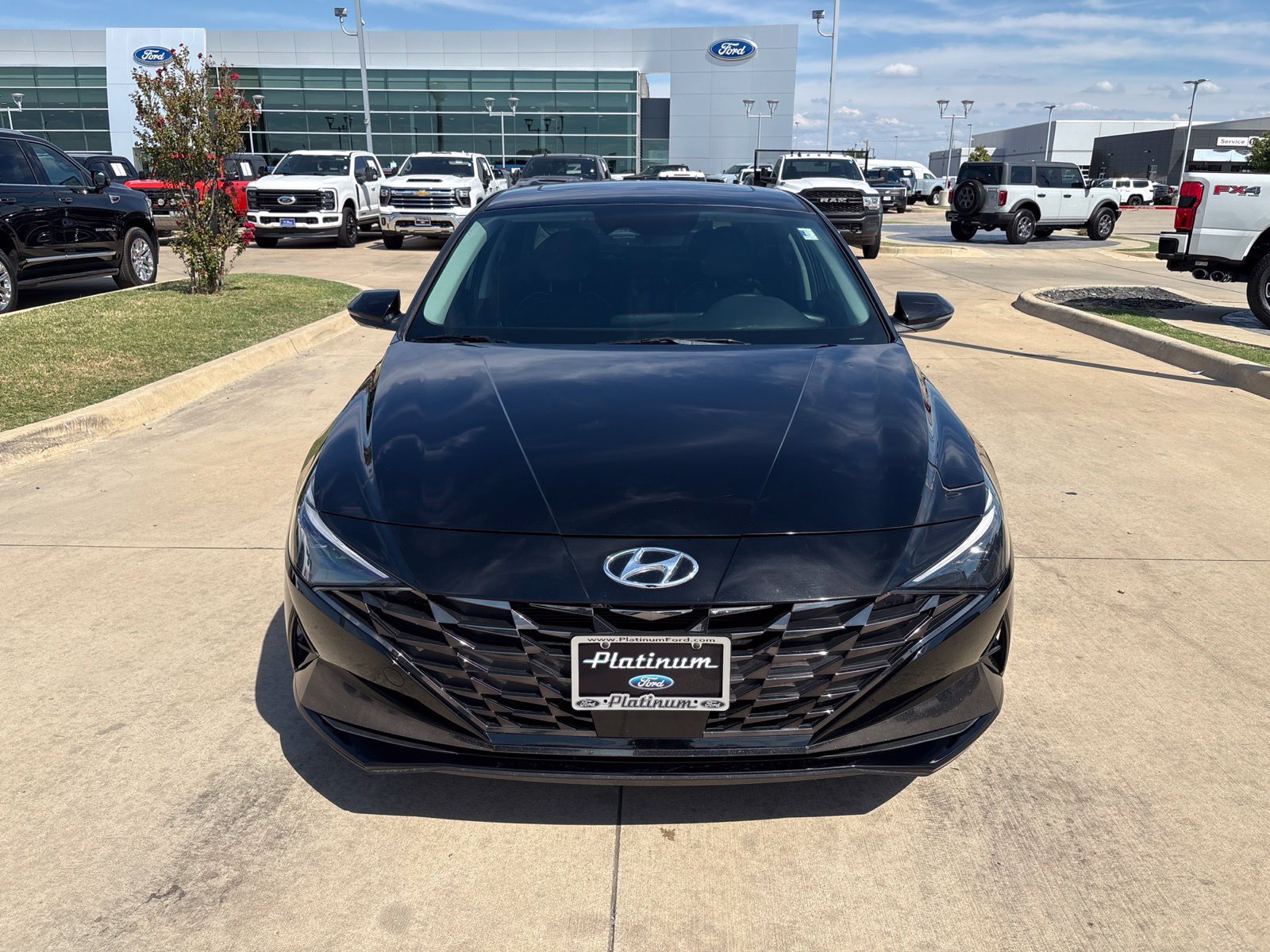 Used 2023 Hyundai Elantra Limited w/ Preferred Accessory Package FWD image 9