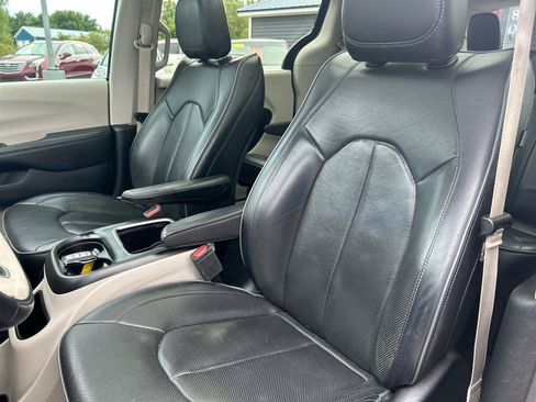 Used 2019 Chrysler Pacifica Limited w/ Tire & Wheel Group FWD image 21
