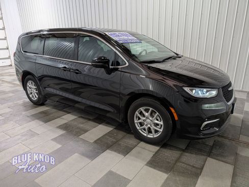 Used 2025 Chrysler Pacifica Select image 5