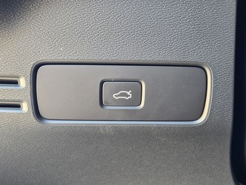 Certified 2023 Volvo C40 P8 Recharge Ultimate AWD/4WD image 18