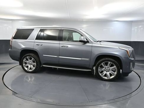 Used 2018 Cadillac Escalade Luxury AWD/4WD image 3
