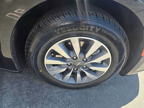 Used 2023 Chrysler Pacifica Touring-L FWD image 9
