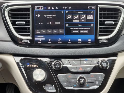 Used 2023 Chrysler Pacifica Touring-L FWD image 21