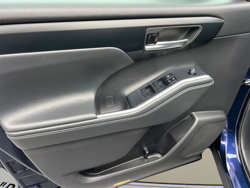 Used 2022 Toyota Highlander XLE image 11