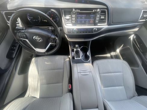 Used 2019 Toyota Highlander Plus FWD image 18