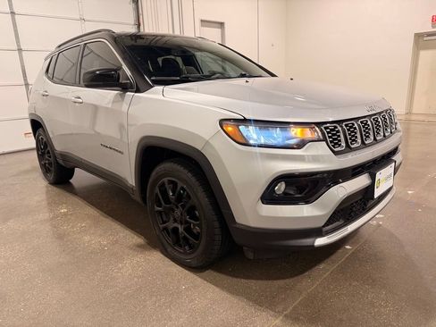 Used 2025 Jeep Compass Limited AWD/4WD image 3