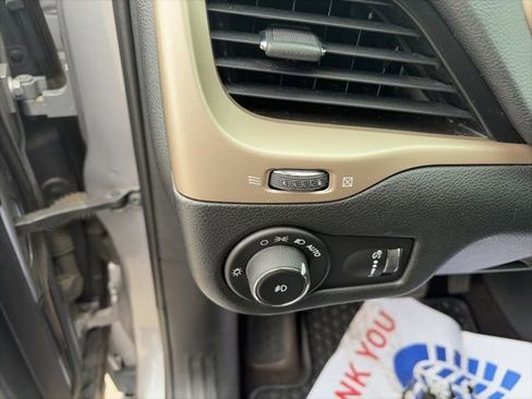 Used 2018 Jeep Cherokee Latitude w/ Cold Weather Group image 19