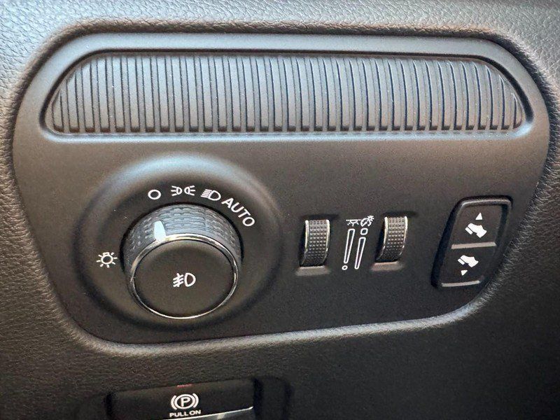 Used 2022 Jeep Wagoneer Series III w/ Premium Group I AWD/4WD image 22