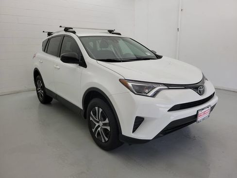 Used 2018 Toyota RAV4 LE AWD/4WD image 4