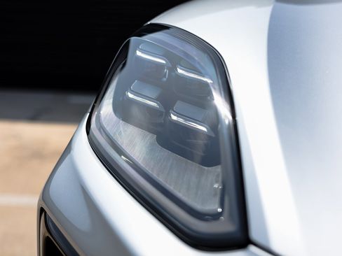 Certified 2025 Porsche Cayenne Coupe image 13