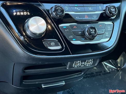 Used 2025 Chrysler Pacifica Select FWD image 29