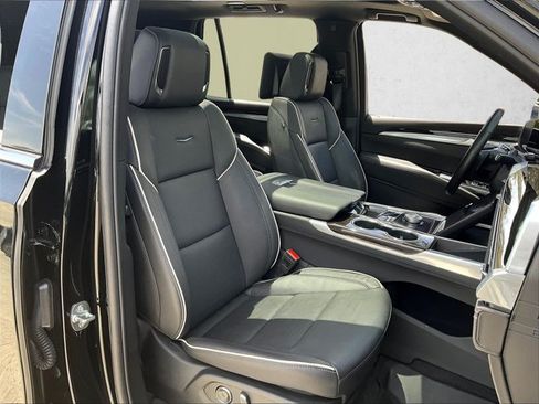 Used 2025 Cadillac Escalade Premium Luxury RWD image 9