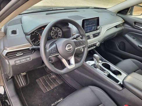 Used 2024 Nissan Altima 2.5 SV image 10