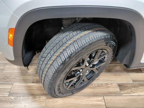 Certified 2025 Jeep Grand Cherokee Altitude image 24