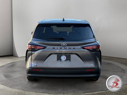 Used 2022 Toyota Sienna XLE FWD image 6