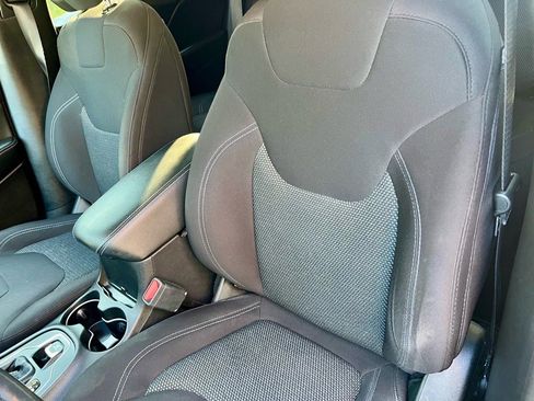 Used 2019 Jeep Cherokee Latitude w/ Cold Weather Group image 11