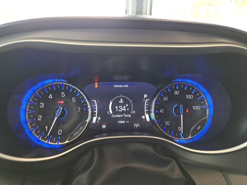 Used 2023 Chrysler Pacifica Touring-L FWD image 16