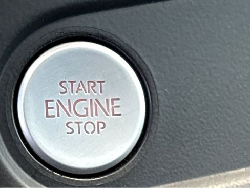 Used 2016 Volkswagen Tiguan S image 4