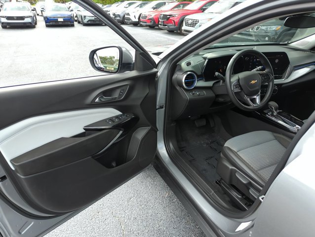 Used 2025 Chevrolet Trax LT w/ LT Convenience Package FWD image 11