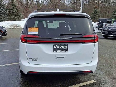 Certified 2022 Chrysler Pacifica Touring-L image 7