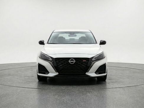 Used 2025 Nissan Altima 2.5 SR w/ SR Premium Package image 2