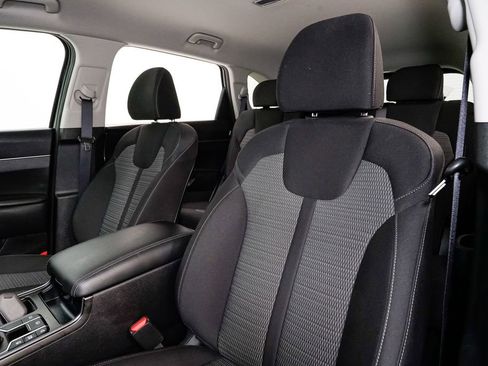 Certified 2025 Kia Sorento LX image 8