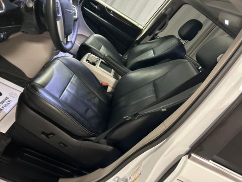 Used 2016 Chrysler Town & Country Touring-L FWD image 12