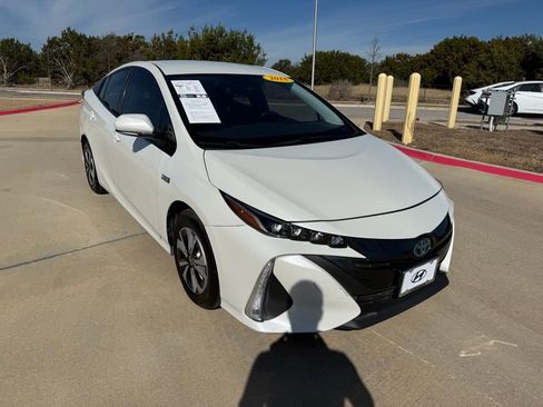Used 2018 Toyota Prius Prime Premium image 3