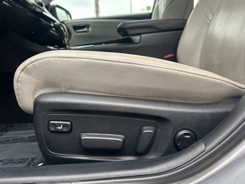 Used 2018 Toyota Avalon Limited image 13