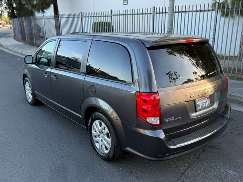 Used 2019 Dodge Grand Caravan SE image 3