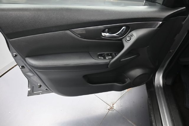 Used 2018 Nissan Rogue SV AWD/4WD image 24