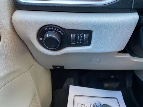 Used 2021 Chrysler Voyager Lxi image 13