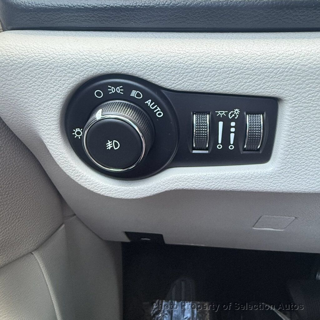 Used 2017 Chrysler Pacifica Touring-L Plus FWD image 23