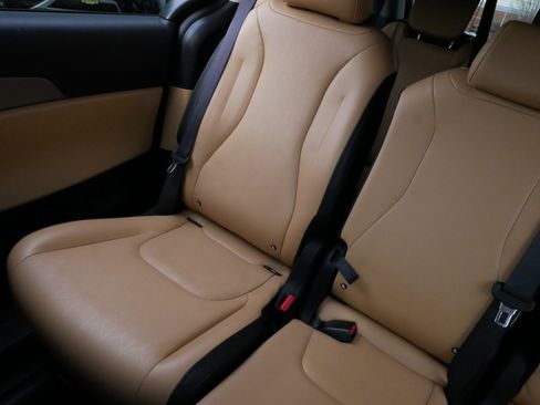 Used 2024 Kia Carnival LX image 12