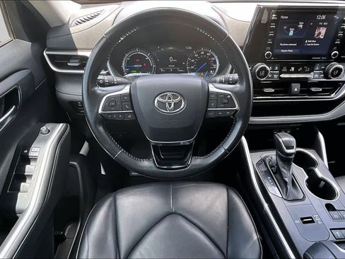 Used 2021 Toyota Highlander XLE FWD image 6